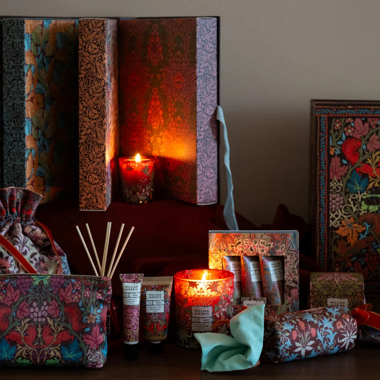William Morris At Home Oak & Willow Cedar Spice Scented Candle